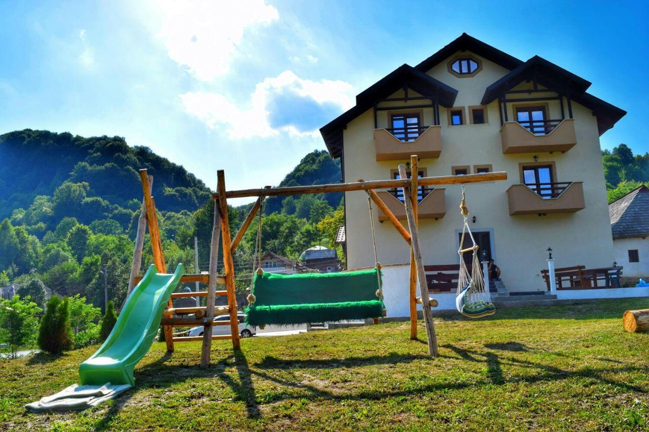 Heaven Guesthouse Corbeni Bagian luar foto